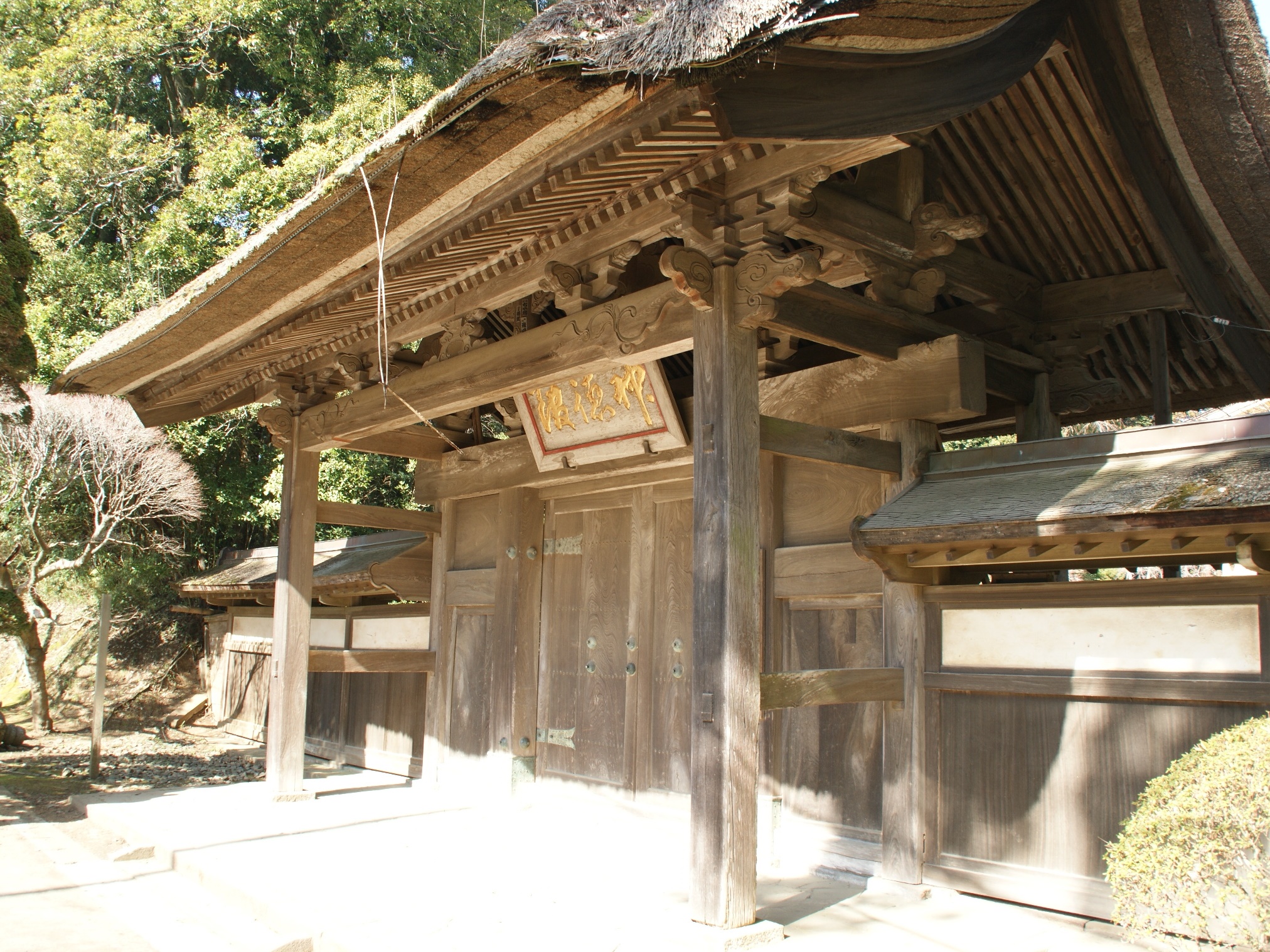 ประตูหน้าห้องโถง ชินโตกุ ศาลเจ้ากาโตริ
