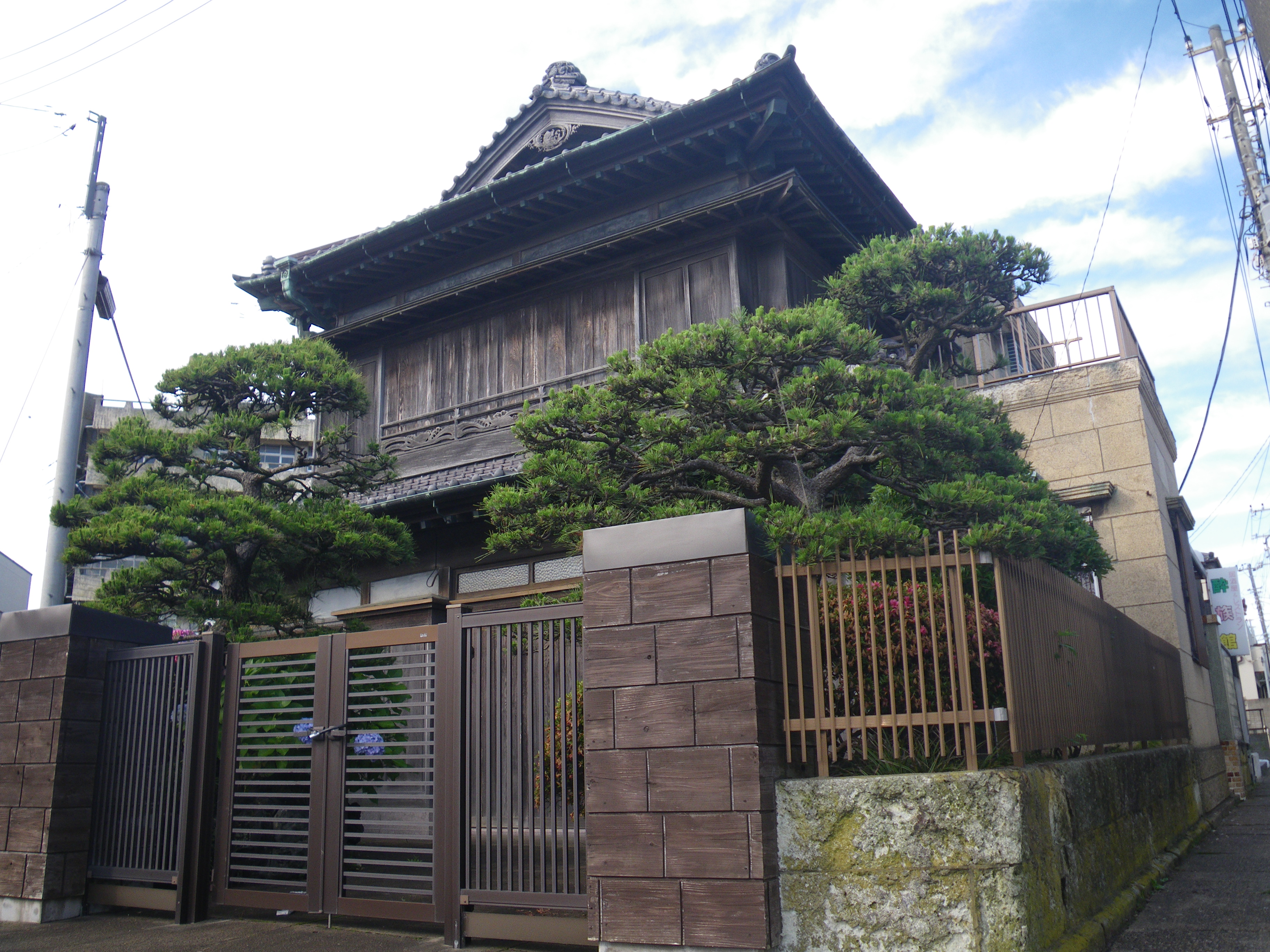 磯角商店主屋の外観