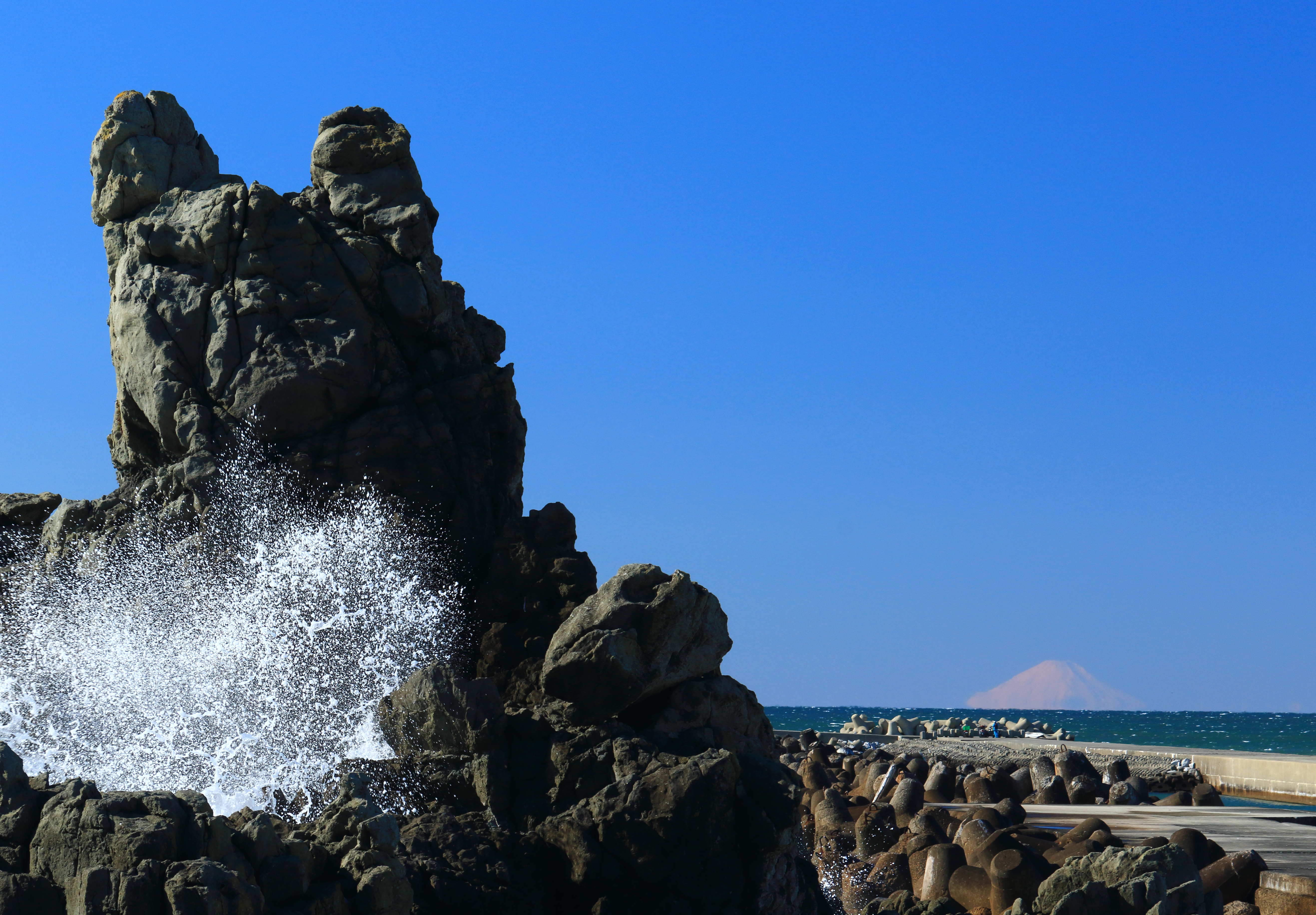 Roca Inuiwa y el monte Fuji