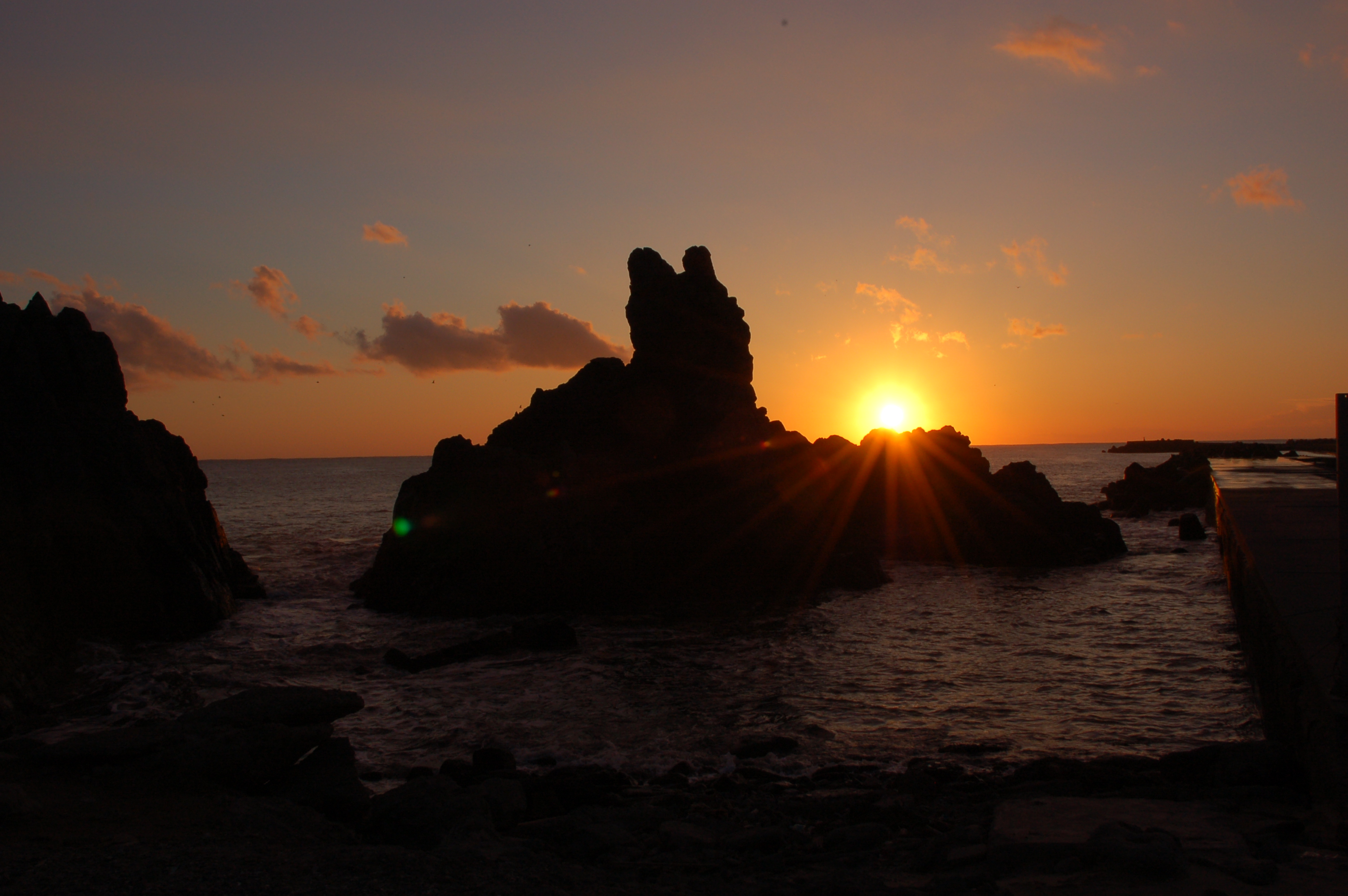 Roca Inuiwa y puesta de sol